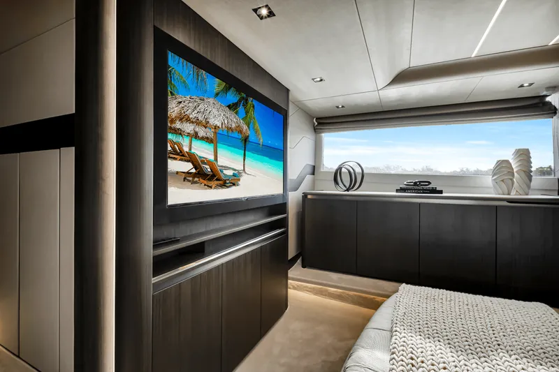 Slide: The Image of Galeon 560 FLY 2025 - 80