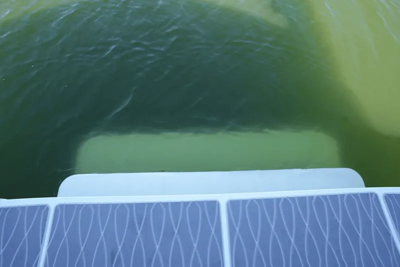 Slide: The Image of Sea Ray 370 SUNDANCER 2025 - 10