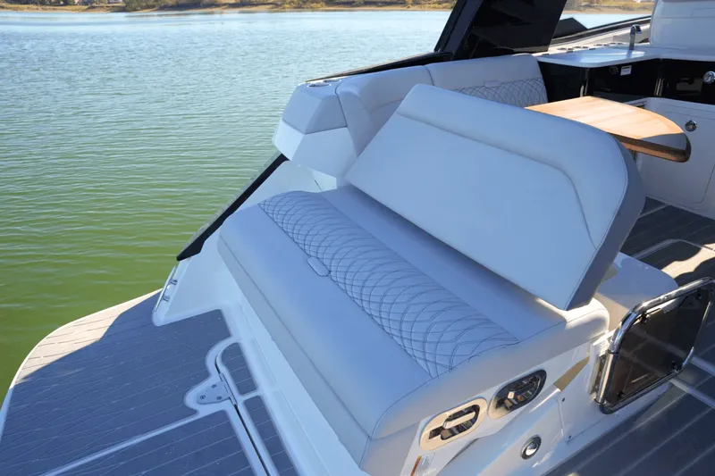 Slide: The Image of Sea Ray 370 SUNDANCER 2025 - 11