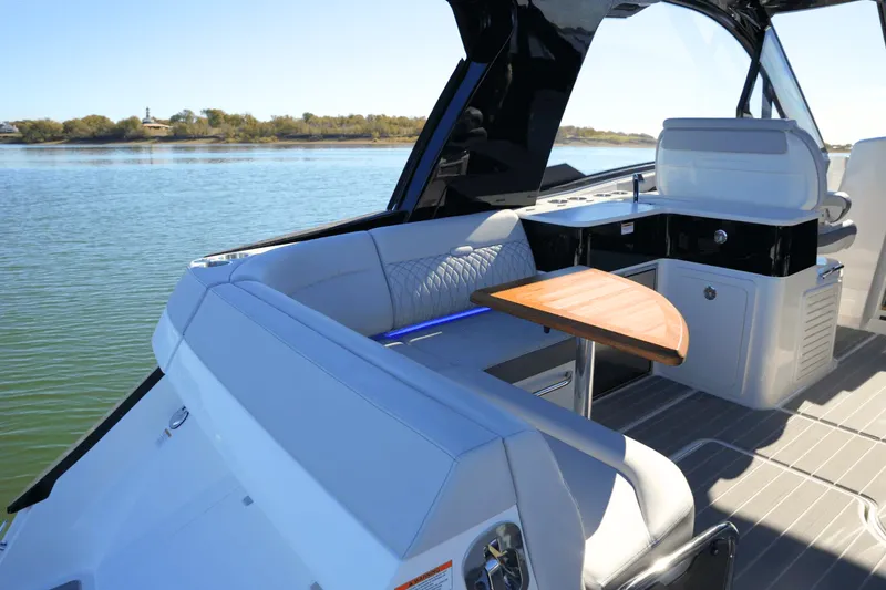Slide: The Image of Sea Ray 370 SUNDANCER 2025 - 12