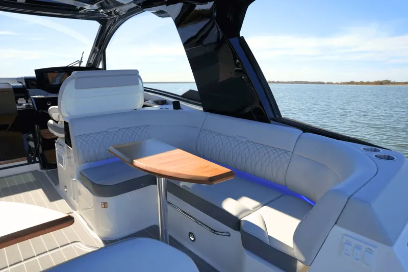 Slide: The Image of Sea Ray 370 SUNDANCER 2025 - 13