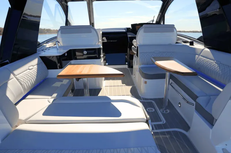 Slide: The Image of Sea Ray 370 SUNDANCER 2025 - 14