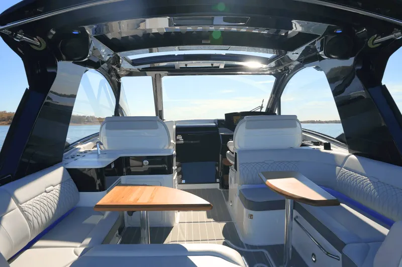 Slide: The Image of Sea Ray 370 SUNDANCER 2025 - 15