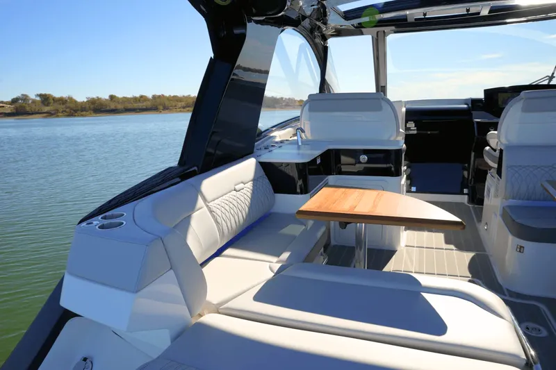 Slide: The Image of Sea Ray 370 SUNDANCER 2025 - 16
