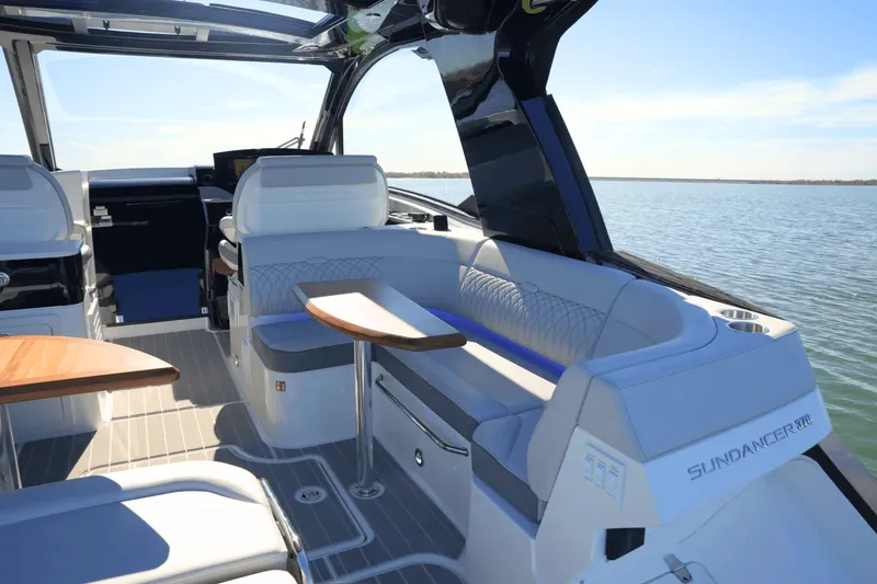 Slide: The Image of Sea Ray 370 SUNDANCER 2025 - 17
