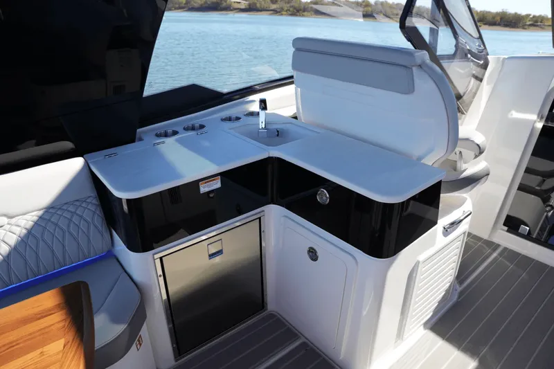 Slide: The Image of Sea Ray 370 SUNDANCER 2025 - 18