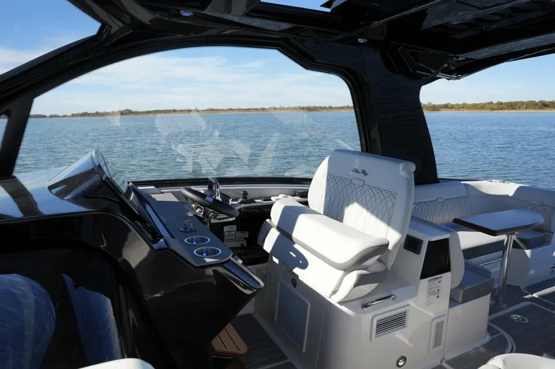 Slide: The Image of Sea Ray 370 SUNDANCER 2025 - 19