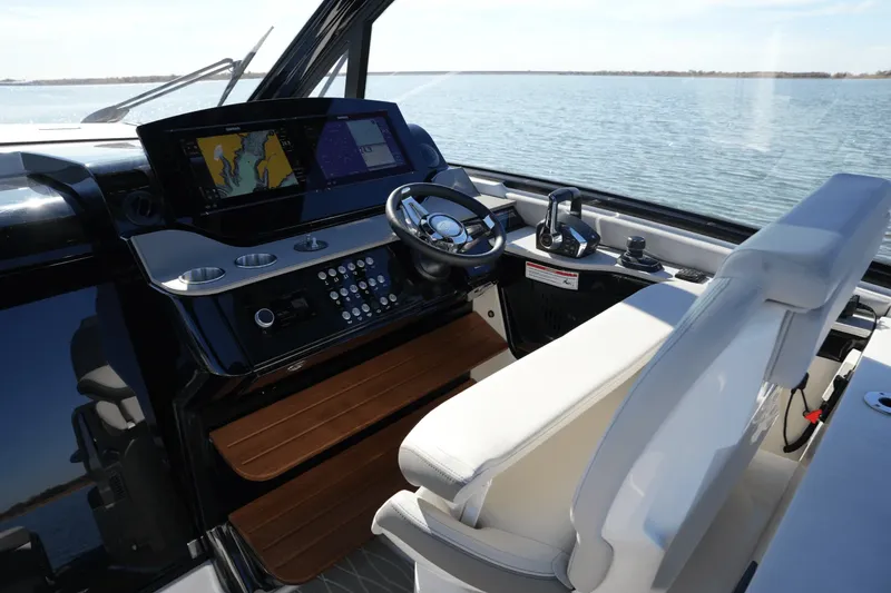 Slide: The Image of Sea Ray 370 SUNDANCER 2025 - 20