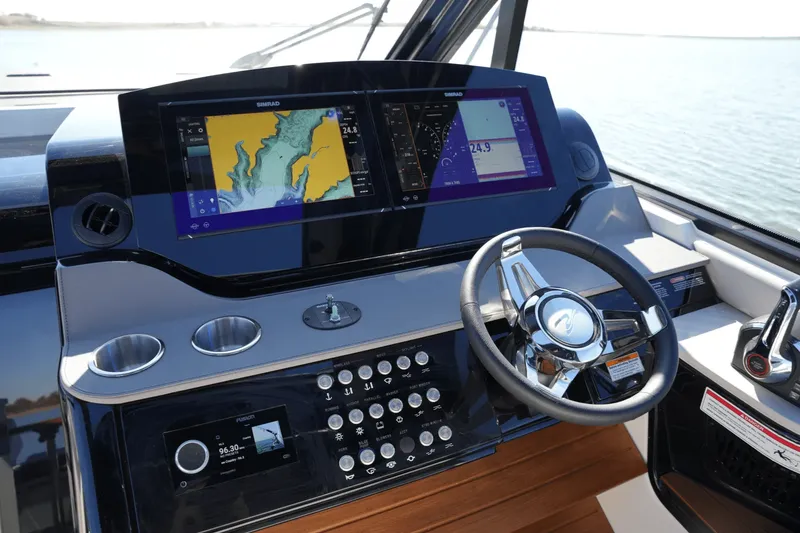 Slide: The Image of Sea Ray 370 SUNDANCER 2025 - 21