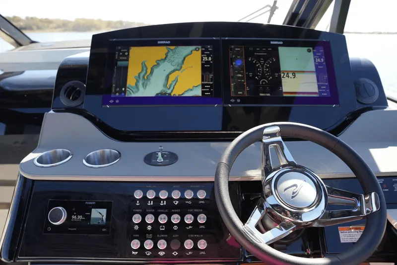 Slide: The Image of Sea Ray 370 SUNDANCER 2025 - 24