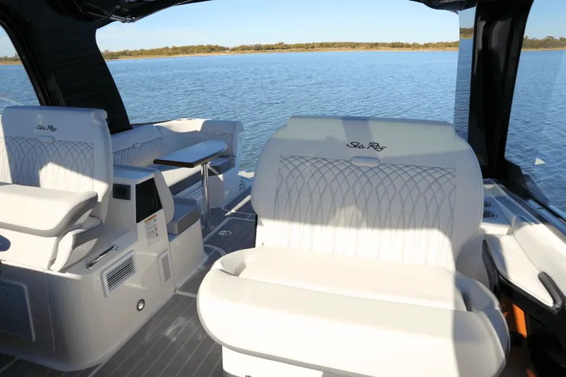 Slide: The Image of Sea Ray 370 SUNDANCER 2025 - 25