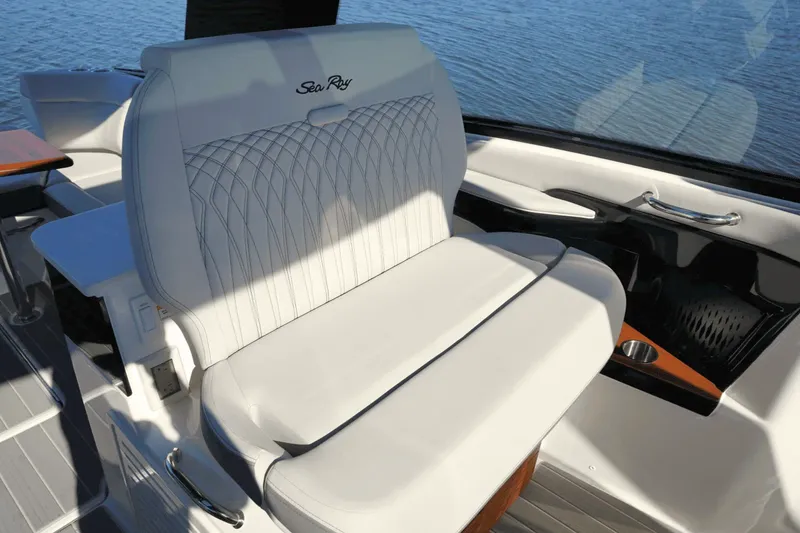 Slide: The Image of Sea Ray 370 SUNDANCER 2025 - 26