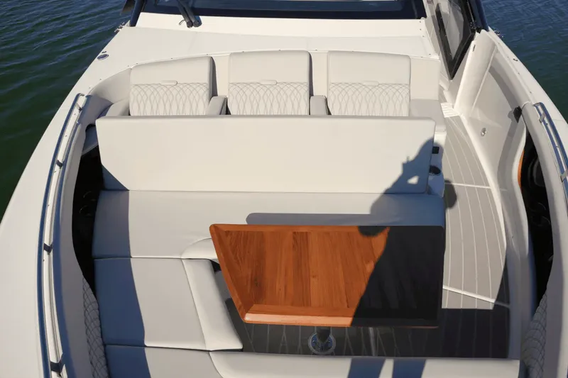 Slide: The Image of Sea Ray 370 SUNDANCER 2025 - 27