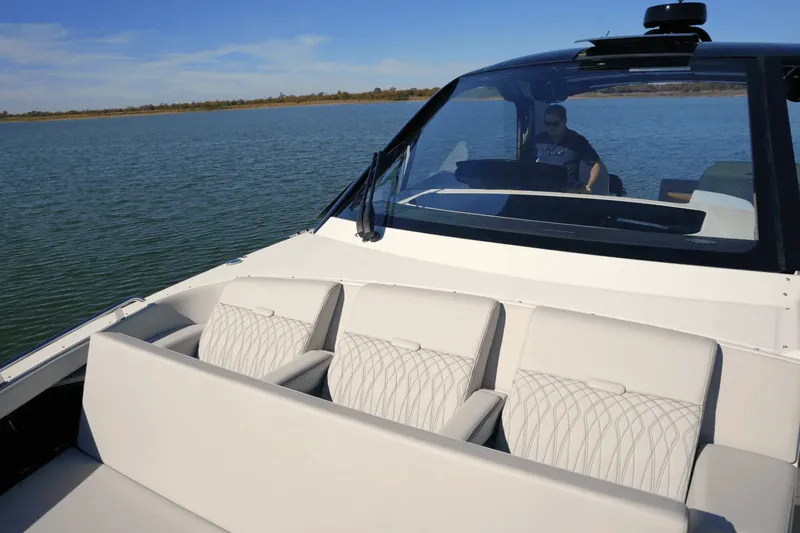 Slide: The Image of Sea Ray 370 SUNDANCER 2025 - 29