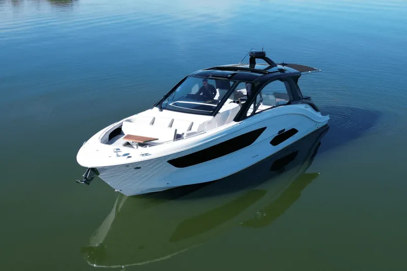 Slide: The Image of Sea Ray 370 SUNDANCER 2025 - 3
