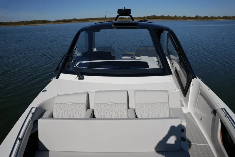 Slide: The Image of Sea Ray 370 SUNDANCER 2025 - 30