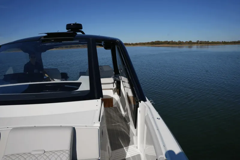 Slide: The Image of Sea Ray 370 SUNDANCER 2025 - 31