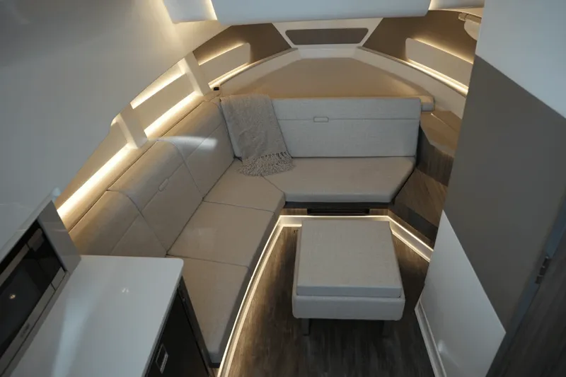 Slide: The Image of Sea Ray 370 SUNDANCER 2025 - 33