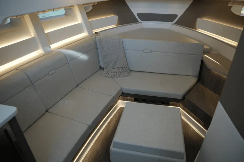 Slide: The Image of Sea Ray 370 SUNDANCER 2025 - 34