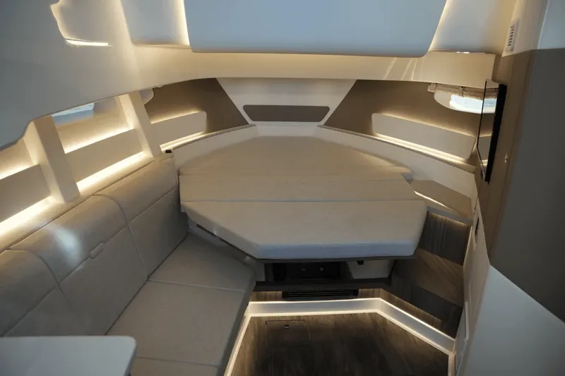Slide: The Image of Sea Ray 370 SUNDANCER 2025 - 35