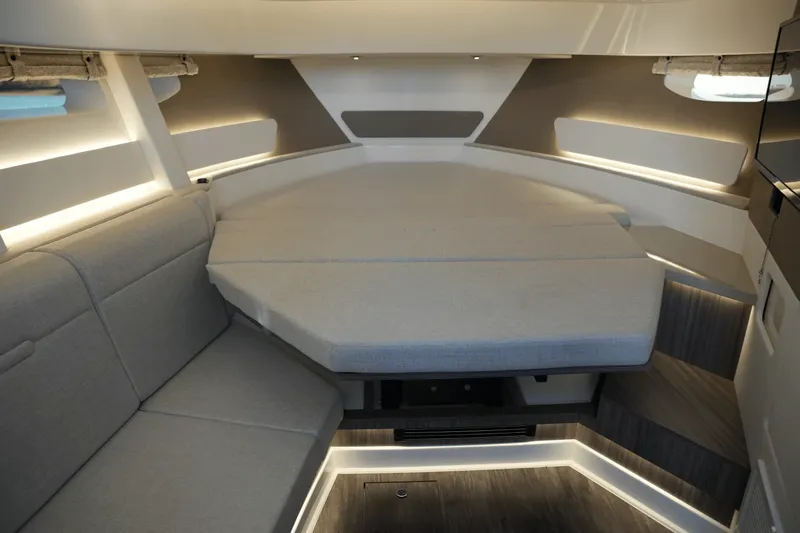 Slide: The Image of Sea Ray 370 SUNDANCER 2025 - 36