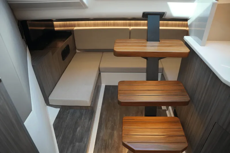Slide: The Image of Sea Ray 370 SUNDANCER 2025 - 38