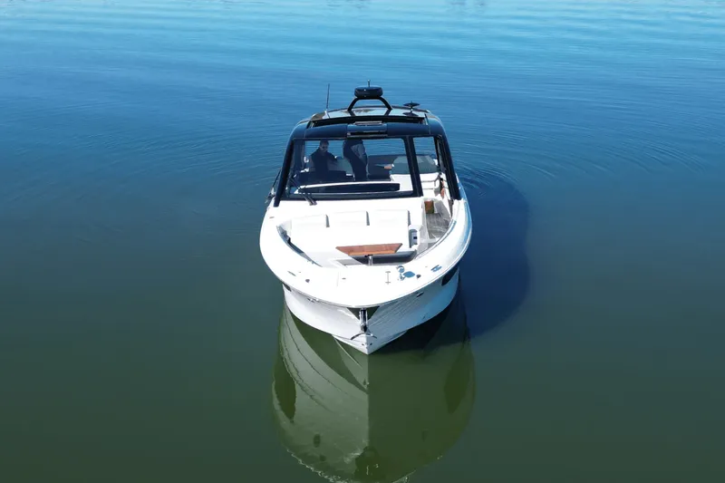 Slide: The Image of Sea Ray 370 SUNDANCER 2025 - 4