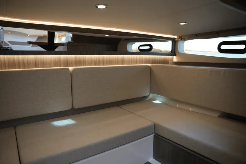 Slide: The Image of Sea Ray 370 SUNDANCER 2025 - 40