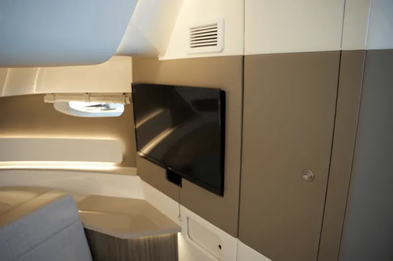 Slide: The Image of Sea Ray 370 SUNDANCER 2025 - 41