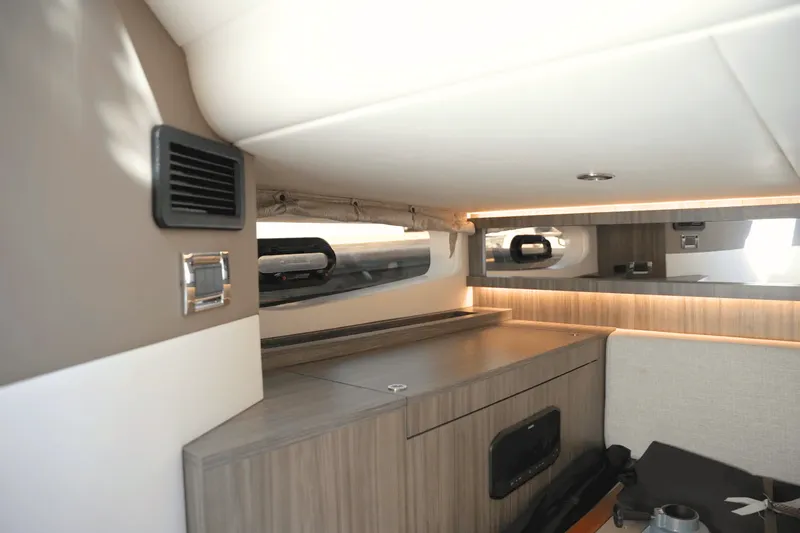 Slide: The Image of Sea Ray 370 SUNDANCER 2025 - 42