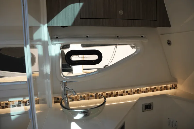Slide: The Image of Sea Ray 370 SUNDANCER 2025 - 45