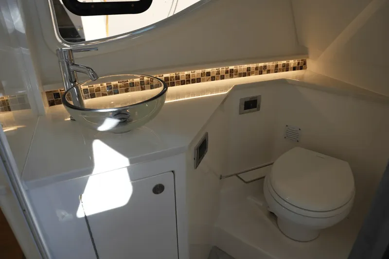 Slide: The Image of Sea Ray 370 SUNDANCER 2025 - 46