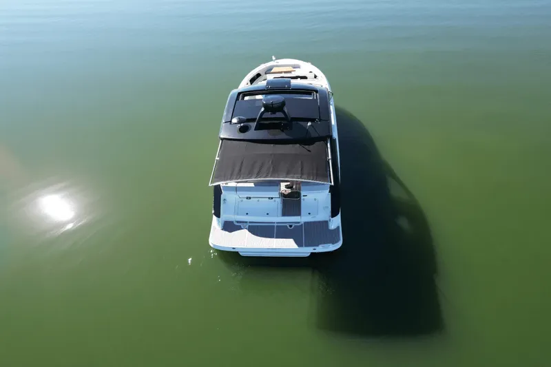 Slide: The Image of Sea Ray 370 SUNDANCER 2025 - 7