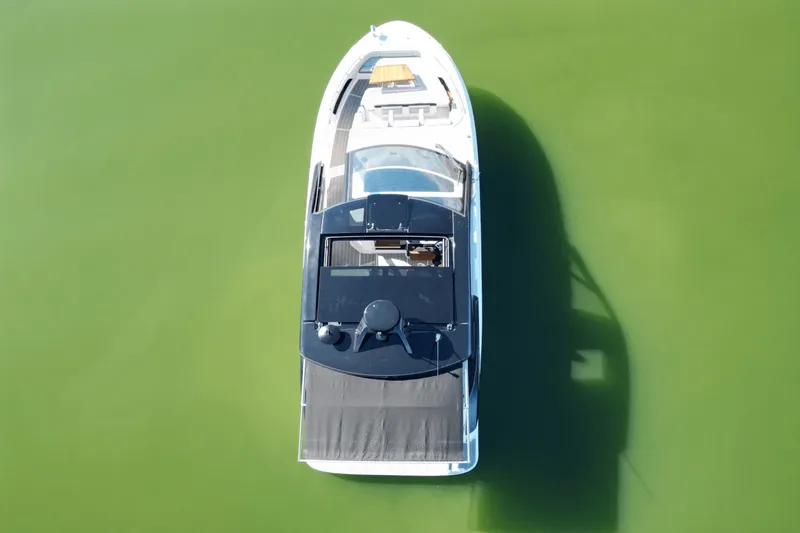 Slide: The Image of Sea Ray 370 SUNDANCER 2025 - 8