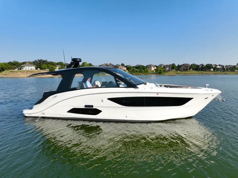 The Image of Sea Ray Sundancer 370 2025 - 0