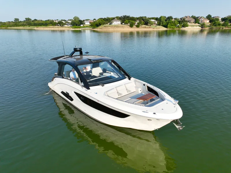 Slide: The Image of Sea Ray Sundancer 370 2025 - 4