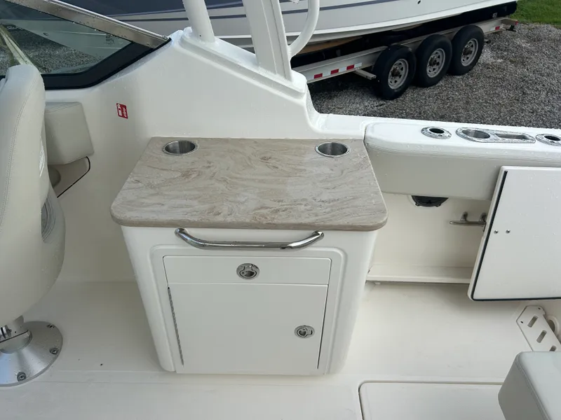 Slide: The Image of Boston Whaler 240 Vantage 2026 - 9