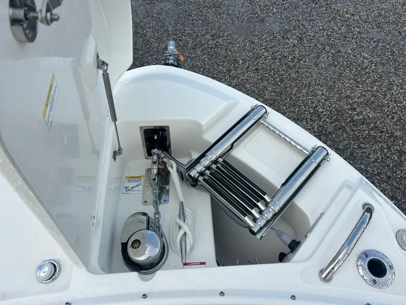 Slide: The Image of Boston Whaler 240 Vantage 2026 - 20