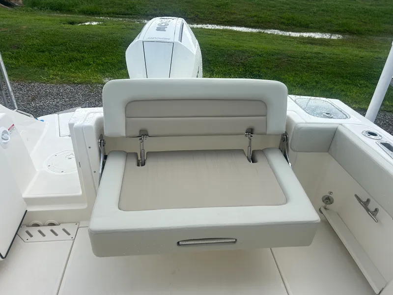 Slide: The Image of Boston Whaler 240 Vantage 2026 - 6