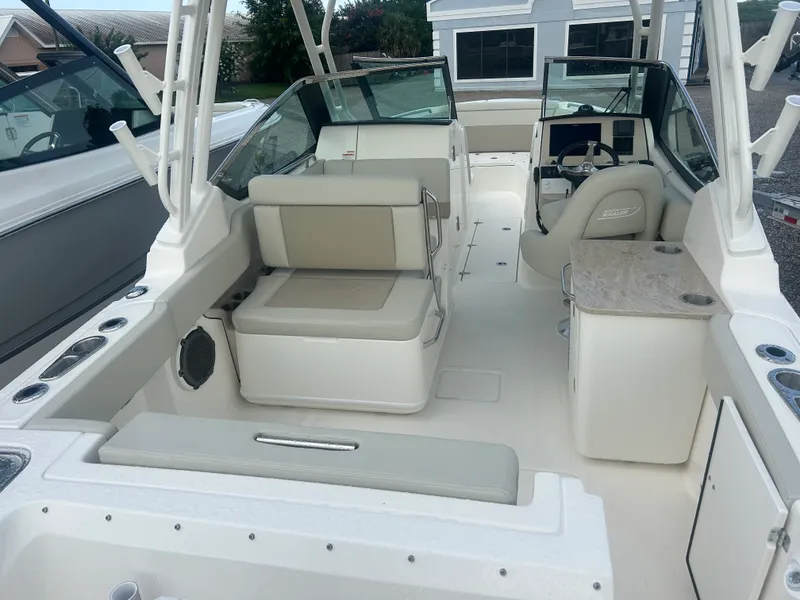 Slide: The Image of Boston Whaler 240 Vantage 2026 - 5