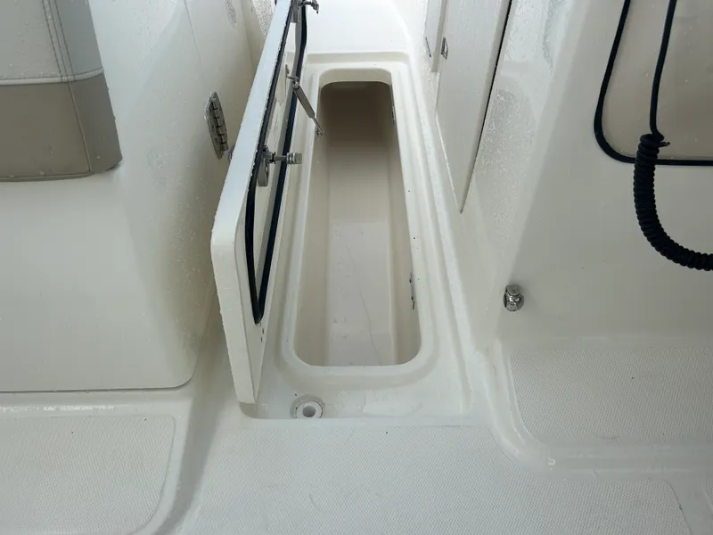 Slide: The Image of Boston Whaler 240 Vantage 2026 - 21