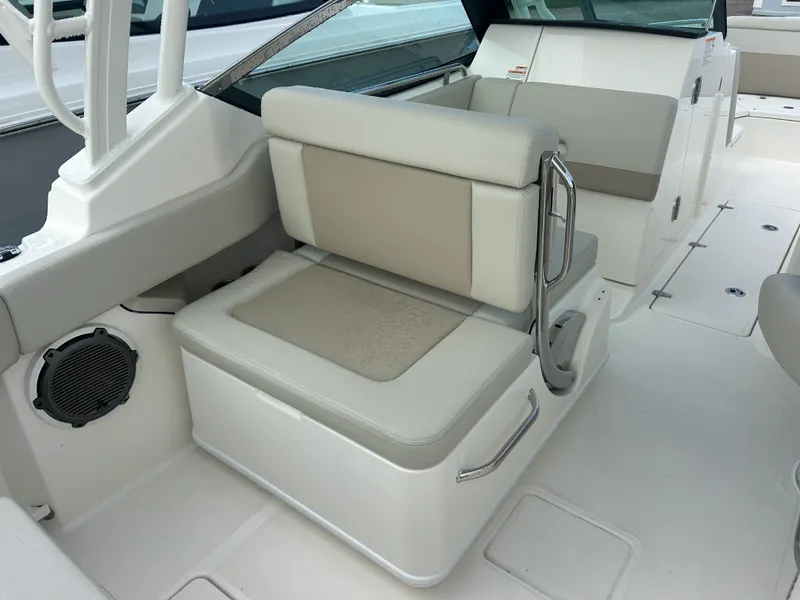 Slide: The Image of Boston Whaler 240 Vantage 2026 - 10