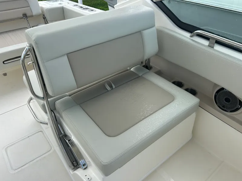 Slide: The Image of Boston Whaler 240 Vantage 2026 - 12