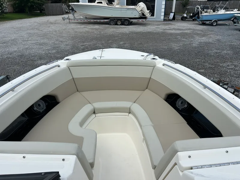 Slide: The Image of Boston Whaler 240 Vantage 2026 - 19