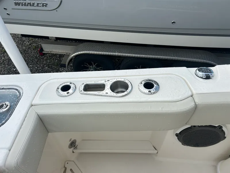 Slide: The Image of Boston Whaler 240 Vantage 2026 - 7