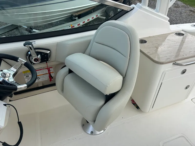 Slide: The Image of Boston Whaler 240 Vantage 2026 - 13