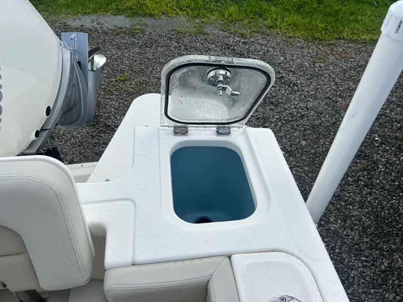 Slide: The Image of Boston Whaler 240 Vantage 2026 - 8