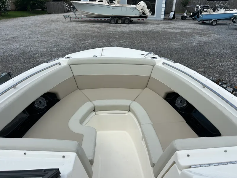 Slide: The Image of Boston Whaler 240 Vantage 2026 - 18