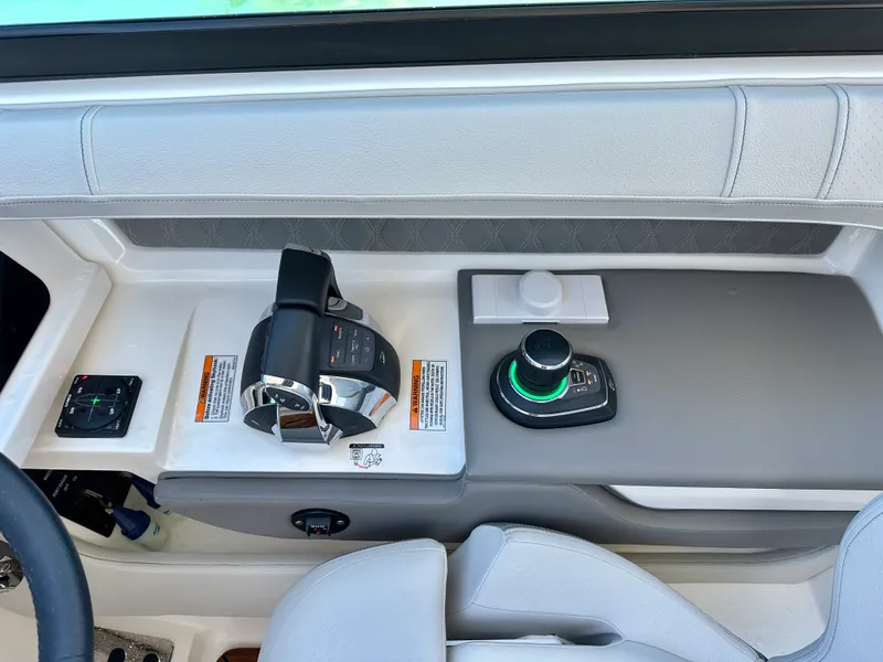 Slide: The Image of Sea Ray 310 SLX OB 2022 - 35