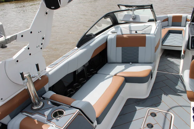 Slide: The Image of Malibu 26LSV 2024 - 25